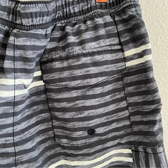 Tommy Bahama Relax Men’s Surf Shorts Gray White Stripe Medium - Picture 5 of 6